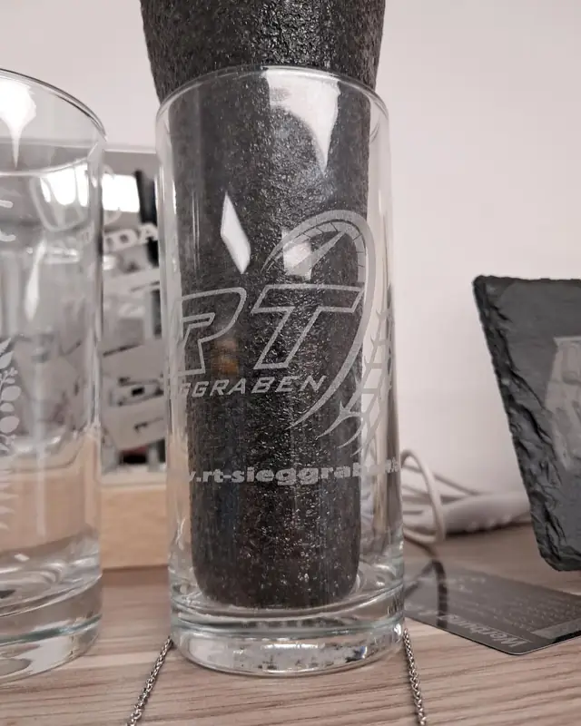 Bierkrug aus Glas mit eingraviertem Logo von RT Sieggraben