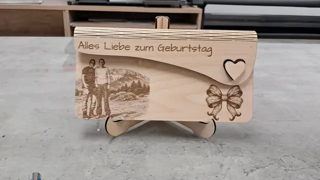 Geldgeschenk aus Holz mit Gravur „Alles Liebe zum Geburtstag“