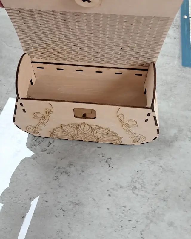 Geöffnete Holztasche aus Lasercut-Teilen mit gemusterter Innenseite