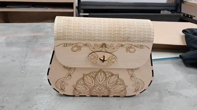 Gelaserte Holztasche mit Mandala-Ornament auf der Vorderseite