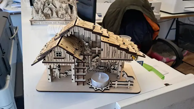 Gelasertes Holzmodell eines Hauses mit Schindeldach