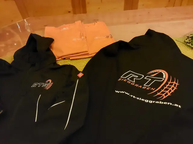 Schwarze Hoodies mit Logo-Druck auf Brust und Rücken für ein Motorsport-Team
