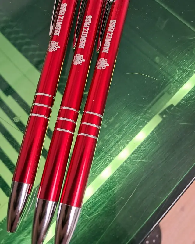 Drei rote Kugelschreiber mit Logo-Gravur