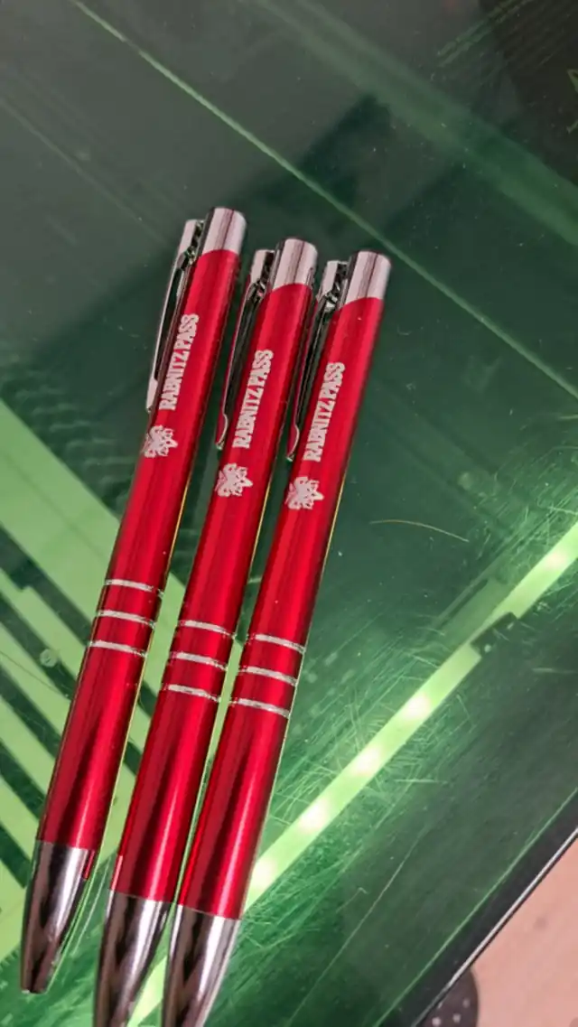 Drei rote Kugelschreiber mit Logo-Gravur