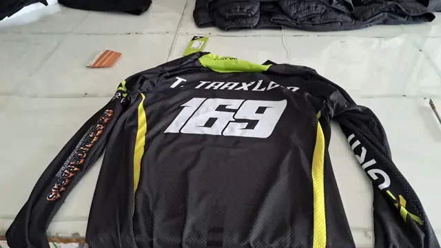 Schwarzes Motocross-Trikot mit Fahrername und Startnummer 169 am Rücken