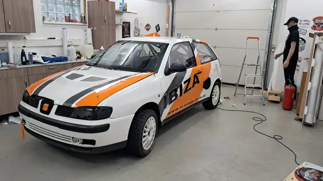 Seat Ibiza Rallyeauto mit Folierung in Orange, Weiß und Schwarz