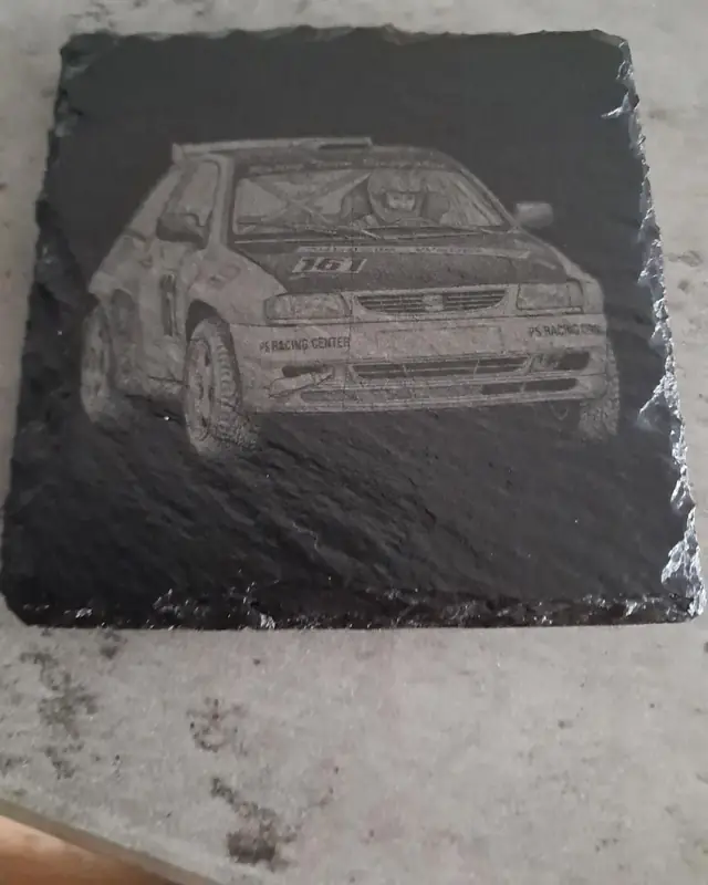 Gravierter Schieferuntersetzer mit Rallyeauto aus einer Serie