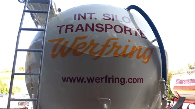 Silo-Tankaufbau mit großem Schriftzug und Webadresse einer Transportfirma