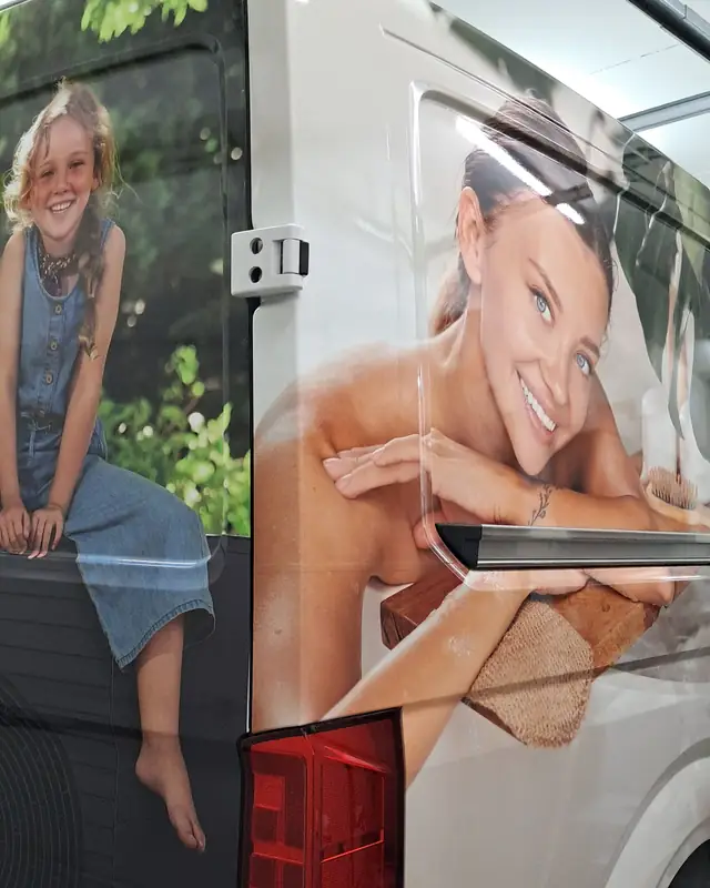 Transporter-Seitenwand mit großflächiger Beklebung im Fotodigitaldruck