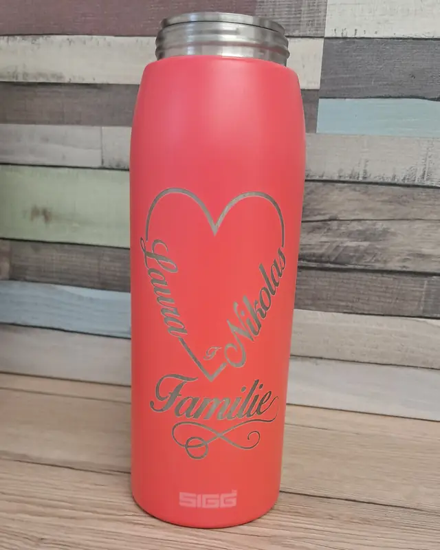 Rote Trinkflasche mit graviertem Herz und Vornamen
