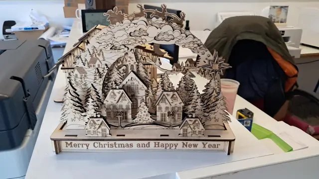 Weihnachtsdeko aus gelasertem Holz mit dem Schriftzug Merry Christmas